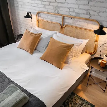 Old - Self Check-in Apartment *