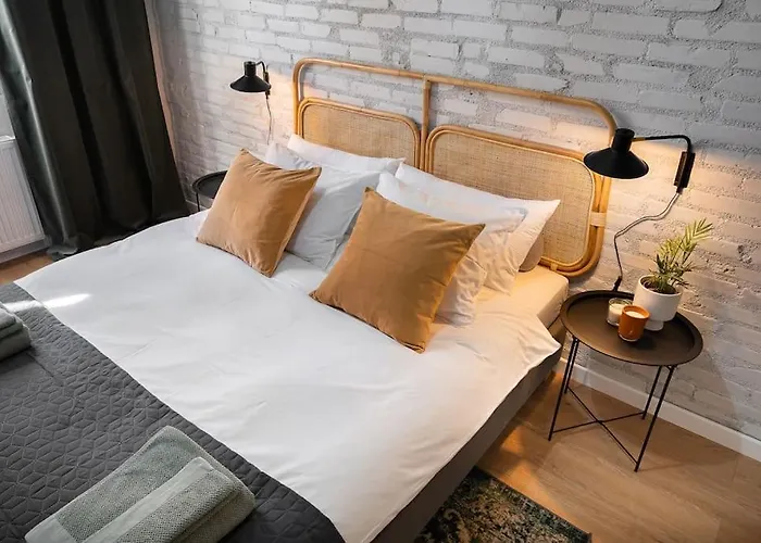 Old - Self Check-in Apartment *